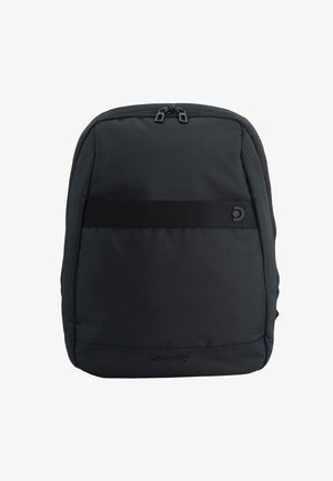 Schwarzer Stoff-Rucksack mit glatter Textur, ausgestattet mit einem Frontpanel mit einem horizontalen Riemen und einem Logo am unteren Ende. Doppelter Reißverschluss.