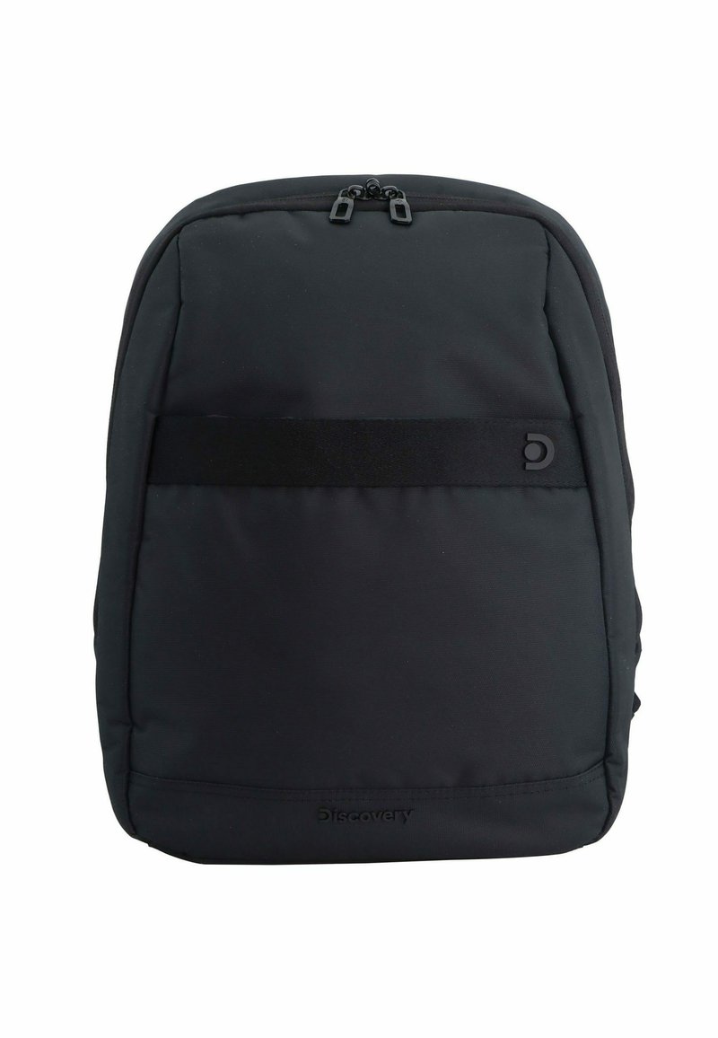 Schwarzer Stoff-Rucksack mit glatter Textur, ausgestattet mit einem Frontpanel mit einem horizontalen Riemen und einem Logo am unteren Ende. Doppelter Reißverschluss.