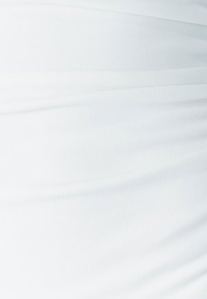 Hvidt stof med en glat tekstur og blød fald. Overfladen har subtile folder og en ensartet farve uden mønstre eller accenter.