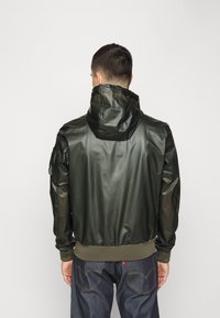 Alpha Industries Impermeable - khaki