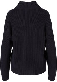 Granatowy sweter dzianinowy z prążkowanym wzorem, wysokim kołnierzem i opuszczonymi ramionami. Luźny krój z teksturowanym wzorem oraz prążkowanymi mankietami i dołem.