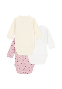 Tre langermede bodysuits: en kremfarget ribbet, en ensfarget hvit, og en rosa med røde hjerte mønstre, alle laget av myk bomullsstoff.