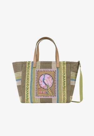 Geweven draagtas met groene, blauwe en gele strepen, leren handvatten en een kleurrijke pauwenpatch met de tekst "Oilily" aan de voorkant.