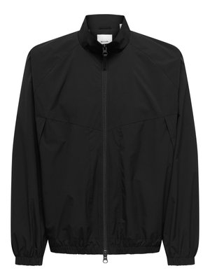 Schwarze leichte Zip-Jacke mit elastischen Bündchen und Saum, hohem Kragen und dezenten Nahtdetails über Brust und Schultern.