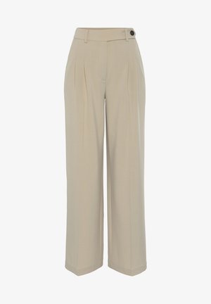 Pantalones beige de pierna ancha con pliegues, cinturilla plana y un acento de botón negro circular en el lateral. Textura suave, diseño a medida.