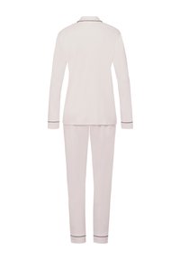 Lichtbeige pyjama-set met een langarmtop met kraag en bijpassende broek, geaccentueerd met donkere afwerkingen op de manchetten en zomen.