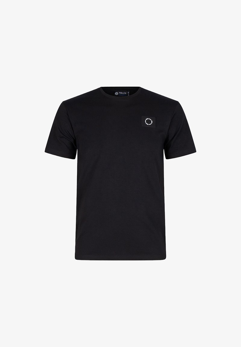 Sort bomulds T-shirt med rund hals og korte ærmer. Har et lille firkantet logo i hvidt på venstre bryst. Enkel design.