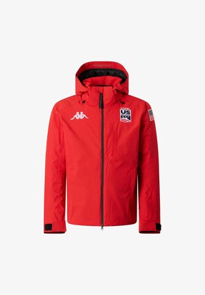 Giacca da sci impermeabile rossa con cappuccio, cerniere nere, toppe e polsini regolabili. Il materiale appare liscio con texture minima.