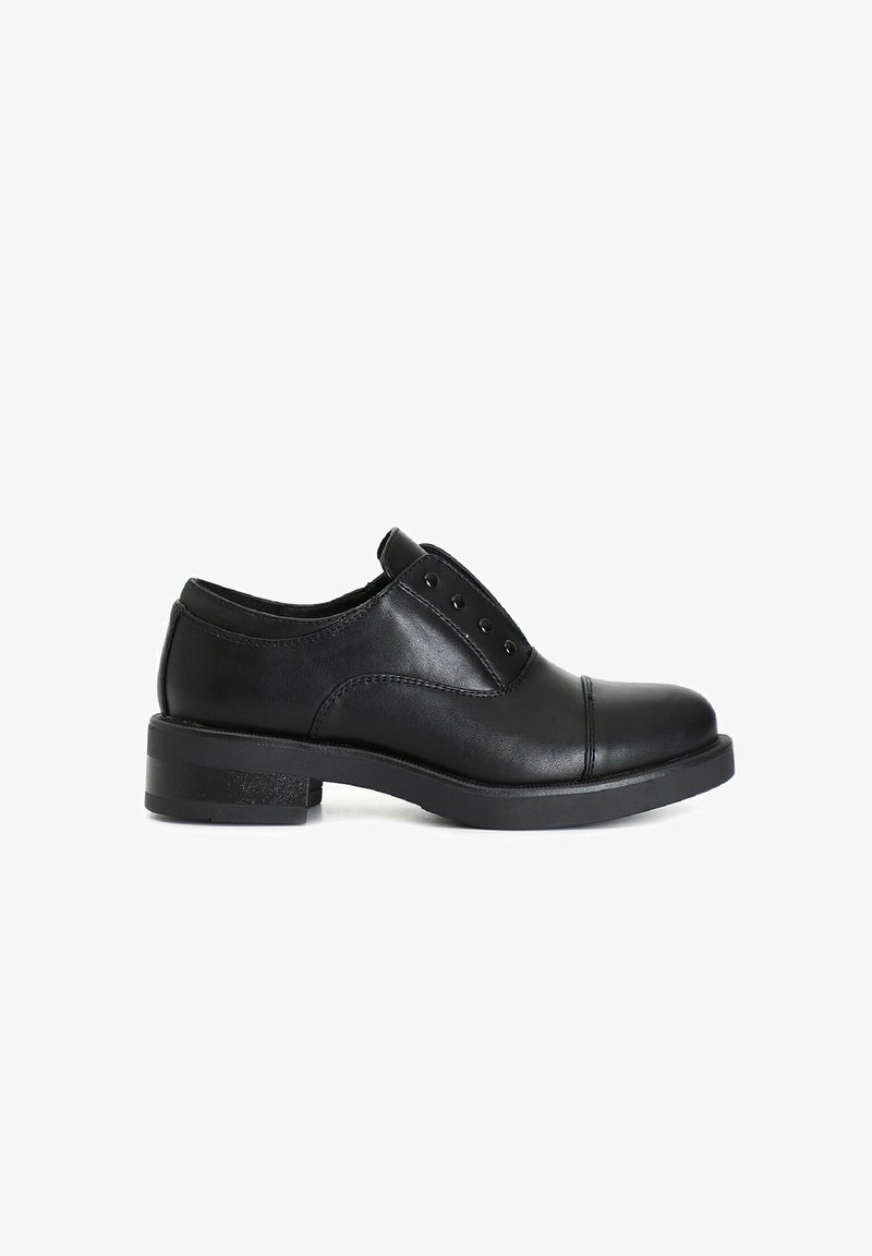 Chaussure habillée noire en cuir à enfiler, avec un talon bas, un bout arrondi et des coutures décoratives, présentée de profil sur fond blanc.