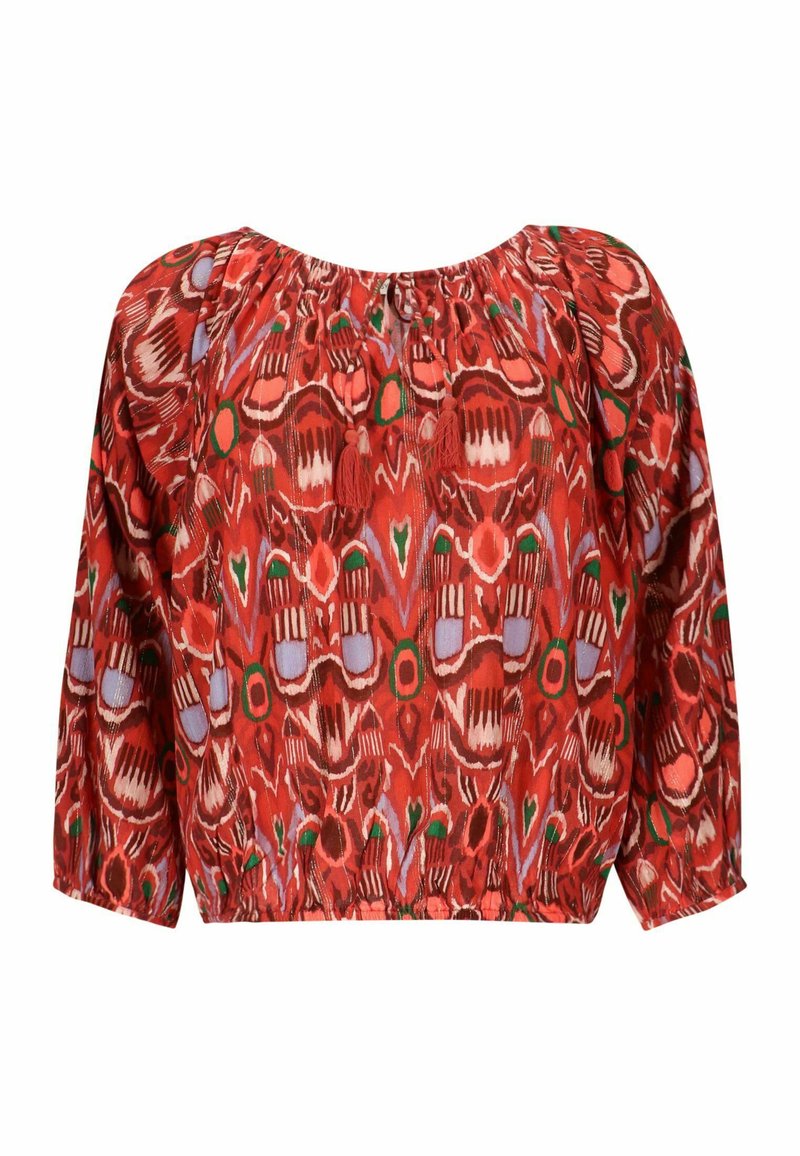 Blouse rouge à coupe ample, encolure élastique et manches trois-quarts. Présente un motif abstrait vibrant avec des accents verts et violets.