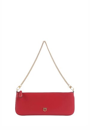Piccola borsa rettangolare rossa con tracolla a catena dorata e piccolo emblema logo dorato al centro davanti.