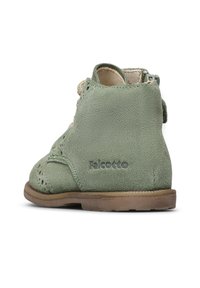 Stivaletto alla caviglia verde in suede con dettagli perforati e lacci beige. Presenta una suola marrone e il marchio "Falcotto" sul tallone.
