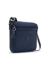 Navyblauer Umhängetasche aus Nylon mit einer Fronttasche, verstellbarem Gurt und einem affenförmigen Anhänger. Rundes Logo auf der Vorderseite.