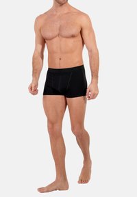 Schwarze Baumwoll-Boxershorts mit eng anliegendem Sitz, ausgestattet mit einem weichen Bund und flachen Nähten für zusätzlichen Komfort. Entwickelt für optimale Bewegungsfreiheit.