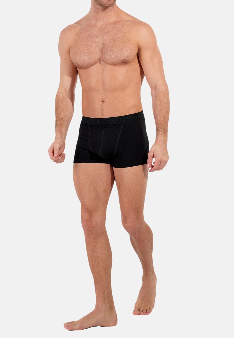 Sorte bomuldsboxershorts med en tætsiddende pasform, der har en blød waistband og flade sømme for maksimal komfort. Designet til nem bevægelse.