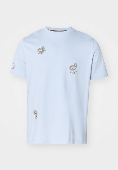 Ljusblå t-shirt i bomull med rund hals, prydd med broderade mönster, inklusive en sol, en halvmåne och paisleymönster.