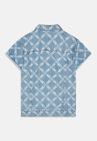 Chemise en denim à manches courtes avec un fond bleu clair et un motif de maillons de chaîne blancs. Comprend un col et des détails cousus.