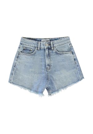 Lichtblauwe denim shorts met rafelige zomen, sluiting met knopen aan de voorkant, riemlussen en een ontwerp met vijf zakken, plat gelegd op een witte achtergrond.