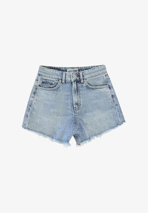 Lichtblauwe denim shorts met rafelige zomen, sluiting met knopen aan de voorkant, riemlussen en een ontwerp met vijf zakken, plat gelegd op een witte achtergrond.