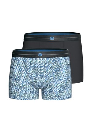 Zwei Herrenboxershorts, eine uni schwarz und eine mit blauem, weißem und grünem geometrischem Muster, beide mit schwarzen Bündchen und blauem Logo.