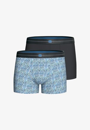 Twee herenboxershorts, één effen zwart en één met een blauw, wit en groen geometrisch patroon, beide met zwarte taillebanden met een blauw logo.