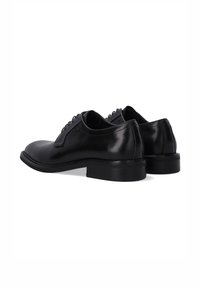 Schwarze Lederschuhe mit glänzender Oberfläche, runder Zehenform und kleinem Absatz. Mit Metallösen für die Schnürsenkel und einer glatten Textur ausgestattet.
