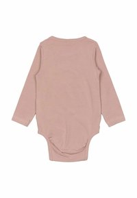 Långärmad babybodysuit i mjukt, ljusrosa tyg. Har rundad halsringning och rynkdetaljer i botten för enkel påklädning.