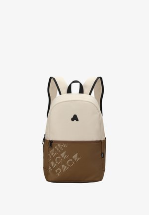 Zaino beige e marrone con rifiniture nere, tasca frontale con cerniera e testo "PLACE" ripetuto nella sezione inferiore. Due spallacci imbottiti.