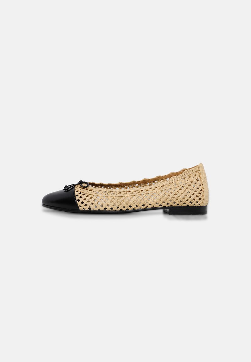 Chaussure de ballet tissée beige plate avec embout noir arrondi et petit nœud sur le dessus, vue de profil sur fond blanc.