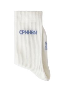 Calzini bianchi a coste con scritta blu "CPNHGN". Presentano una forma sagomata e una texture morbida, adatti per un uso casual.