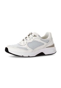 Witte sportieve schoen van mesh en leer, met gevoerde kraag, vetersluiting en zwarte rubberen zool. Subtiele accentdetails aan de zijkanten.