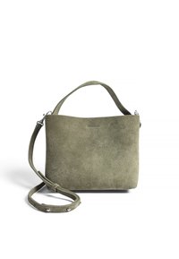 Olijfgroene suède handtas met een minimalistische vorm, een kort handvat en een afneembare lange schouderband, met een gladde textuur en accenten van zilveren hardware.