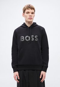 Μαύρο φούτερ με κουκούλα από βαμβακερό μείγμα, με τσέπη καγκουρό μπροστά, που φέρει μεγάλο γκρι λογότυπο «BOSS» στο στήθος.