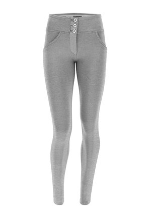 Harmaat leggings pehmeästä kankaasta, jossa on korkea vyötärö, kolmen nappulan etukiinnitys ja kaksi sivutaskua. Sujuva, istuva muotoilu.