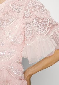 Needle & Thread Koktejlové šaty / šaty na párty - pink