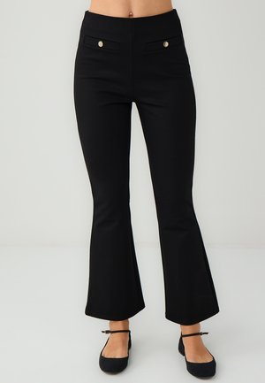 Pantalons évasés noirs avec une texture lisse, dotés de deux poches avant et de boutons dorés en accent. Conception longueur cheville avec une taille ajustée.