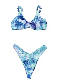 Bikini a due pezzi in un motivo tie-dye blu e verde. Presenta spalline arricciate, una coppa triangolare e un fondo triangolare con dettagli arricciati.