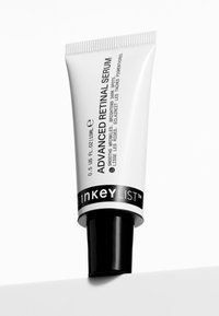Tube van The Inkey List Advanced Retinal Serum staand op zwarte dop, label vermeldt "Vervaagt rimpels, verheldert donkere vlekken," 15 ml.