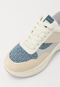 Baskets beiges et bleu clair en denim, cuir et maille. Comprend un bout rond, un design à lacets et une étiquette avec logo sur la languette.