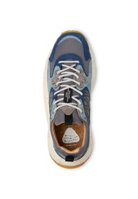 Sneaker casual con pannelli blu, grigi e beige, lacci bianchi, suola bianca maculata e soletta in sughero stampata etichettata "Flower Mountain."