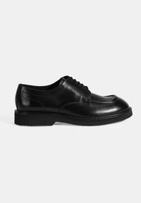 Schwarze Leder-Schnürschuhe mit runder Zehenform, glatter Oberfläche und kontrastierender strukturierter Sohle. Verfügt über subtile Steppnähte.