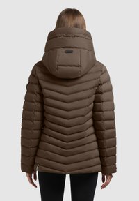 Bruine pufferjack met een chevron gestoorde patroon, voorzien van een grote capuchon, zijzakken en een matte afwerking.