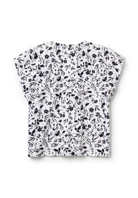 Top con estampado floral y mangas cortas, con base blanca y diseños botánicos en azul oscuro, fabricado en una tela ligera.