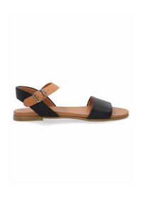Zwarte leren sandaal met een brede voorband, een tan leren enkelband en een gesp, platte zool, minimalistisch design dat eenvoud en comfort benadrukt.