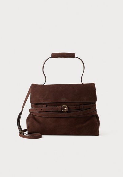 Sac à main en daim marron au design structuré, avec une poignée supérieure, une bandoulière amovible et une ceinture décorative avec des accessoires en métal doré.