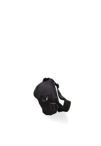 Borsa a tracolla nera in nylon con design curvo, tracolla regolabile e tasca frontale con zip. Presenta una texture lucida e liscia.