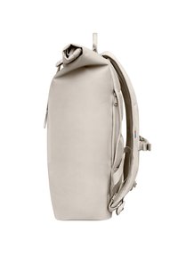 Beige Rolltop-Rucksack mit glatter Textur, gepolsterten Mesh-Trägern, seitlichem Reißverschluss und minimalistischen Design. Zu den Merkmalen gehören verstellbare Schnallen.