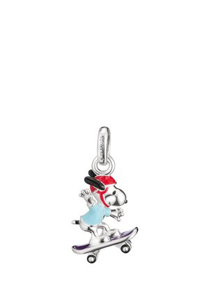 Silberner Anhänger eines Hundes mit rotem Helm und blauem Hemd, der auf einem Skateboard in Bewegung mit erhobenen Pfoten fährt.
