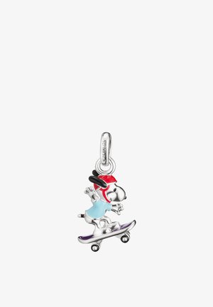 Silberner Anhänger eines Hundes mit rotem Helm und blauem Hemd, der auf einem Skateboard in Bewegung mit erhobenen Pfoten fährt.