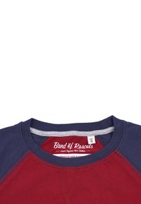 Rotes und marineblaues kurzärmliges T-Shirt mit einem grauen Halsausschnitt, featuring einem runden Kragen und Raglanärmeln. Markenlabel innen sichtbar.